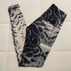 Lululemon Black and Gray Patterned Leggings